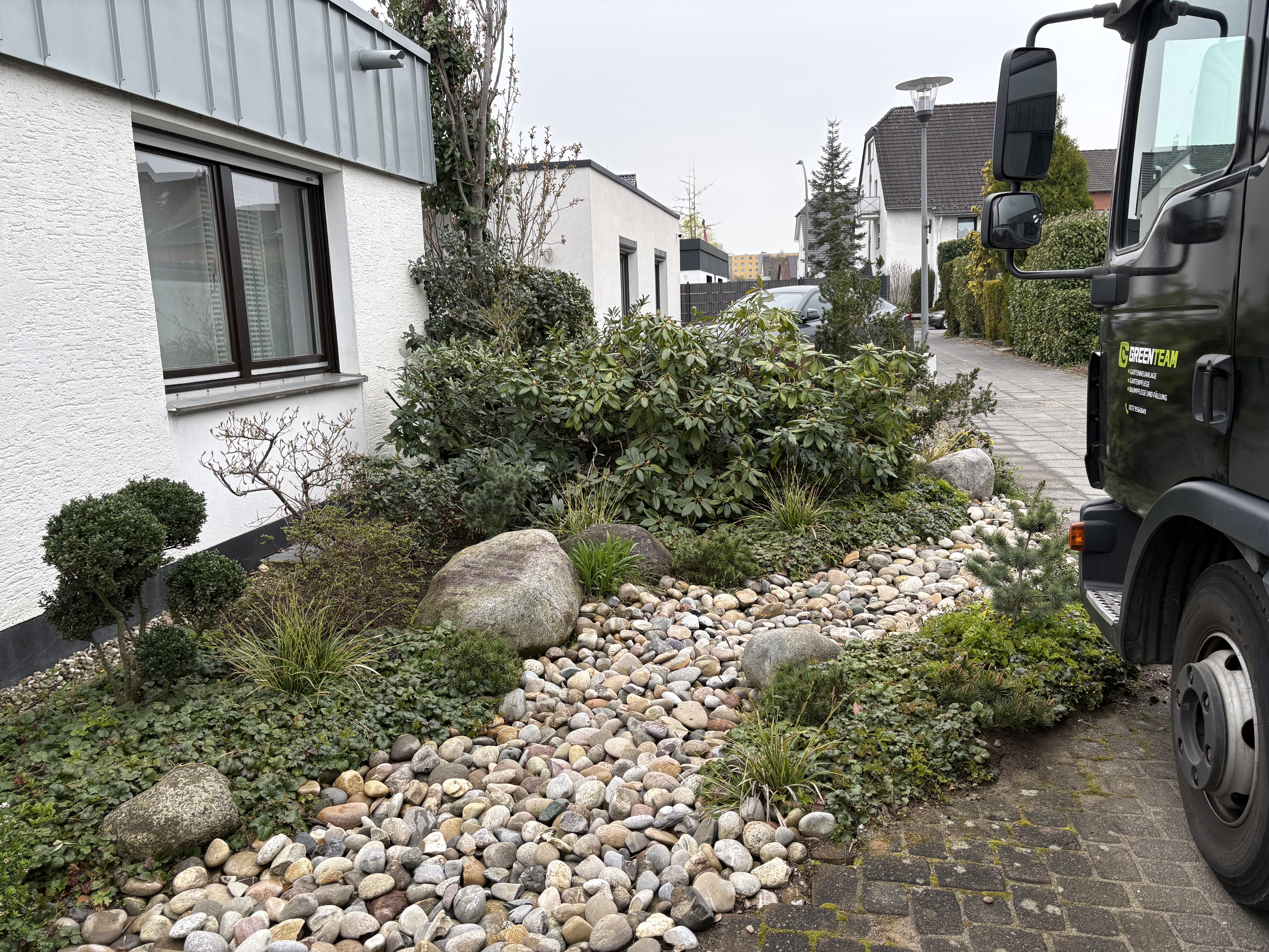 GreenTeam Fahrzeug vor dem Vorgarten &ndash; 1 Jahr nach der Umgestaltung, Pflegebesuch