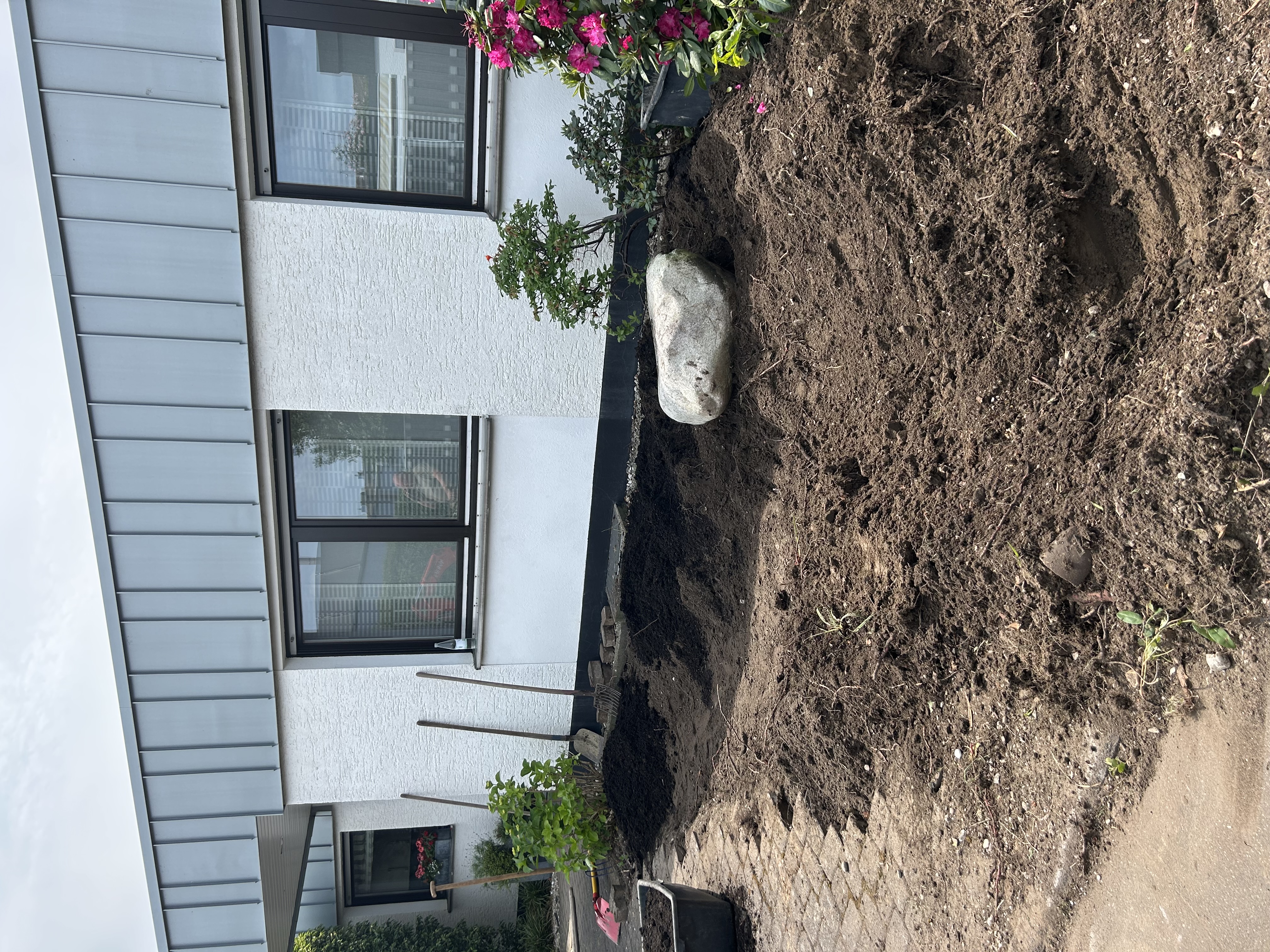 Vorgarten w&auml;hrend der Umgestaltung &ndash; Baum wurde entfernt, Fl&auml;che wird vorbereitet