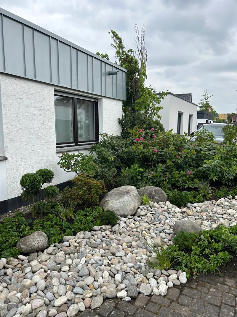 Pflegeleichter Vorgarten nach Umgestaltung, Gartengestaltung Köln GreenTeam